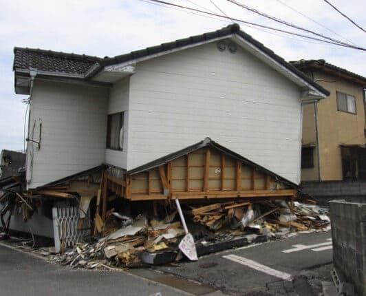熊本地震 益城町では新耐震基準の家が99棟も倒壊していた!!